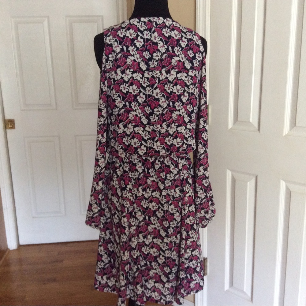 ❤️3/$15❤️ Banana Republic Cold Shoulder Dress - Picture 6 of 14